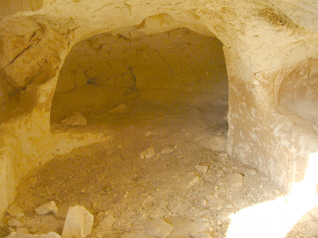 איור 5א. קבר מתקופת המקרא. חורבת בני דר, צילם: א' פאוסט.