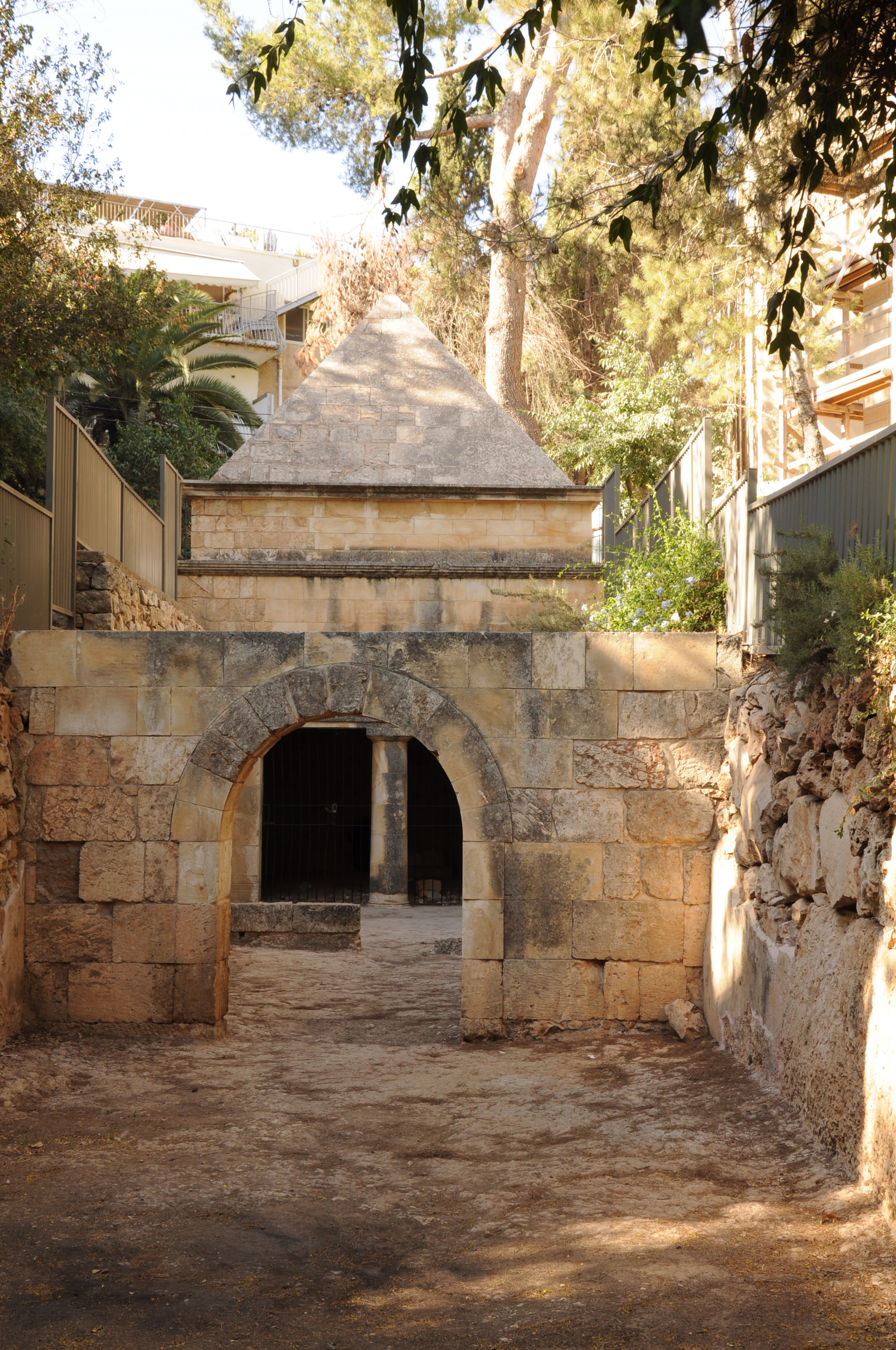 איור 5ב. תמונה של מערת קבר מפוארת מימי בית שני עם "נפש". קבר יסון בירושלים. לקבר כזה ניתן להסמיך בצד סוכה שתישאר טהורה. צילם: י' פיקסלר.