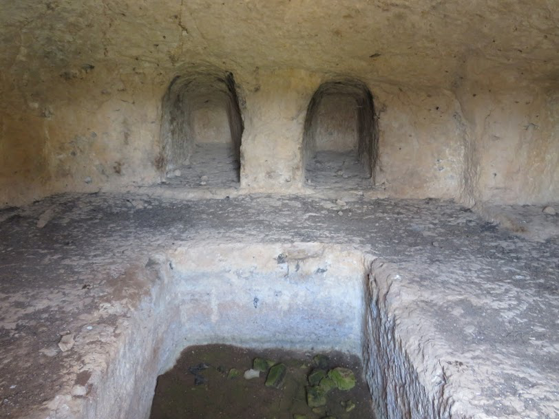 איור 5ג. קבר שוחה (נברכת) באזור מודיעין. בקבר כזה הטומאה בוקעת כלפי מעלה. במערת קבר היא בוקעת דרך הפתח. צילמה: י' ספראי.