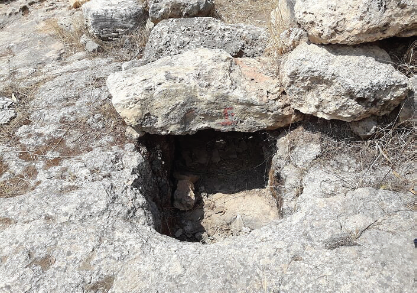 איור 5ד. קבר שוחה (נברכת) צילם ב' זיסו באתר המכונה בטעות 'קברי המכבים' ליד מודיעין.