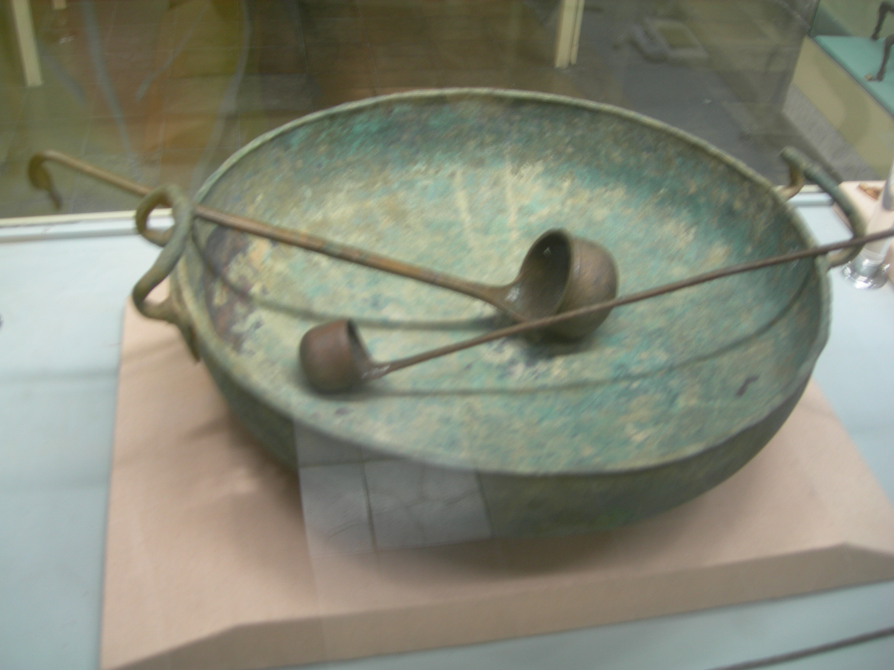 איור 7א. זומאליסטרון – כלי בישול, בצד אחד מצקת ובצד האחר ראש מחודד ("מזלג" בלשון חכמים) לנעיצה בגוש בשר או ירק מבושל. מצוי הרבה בארץ ובעולם הרומי. מתוך זבולון ואולניק, כלים, מס' 78.