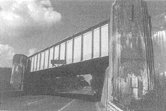 מקום קינון היונים תחת גשר הרכבת בניו-יורק